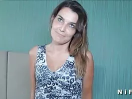 Spunky blondi tyttö Chanel amatööri suomi porno Grays naulattu sohvalle