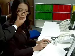 Melko brunette oli hänen suomi seksi videot ensimmäinen kolmikko
