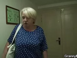Kyltymätön suomi porno tyttö hieroo kovaa kukkoa
